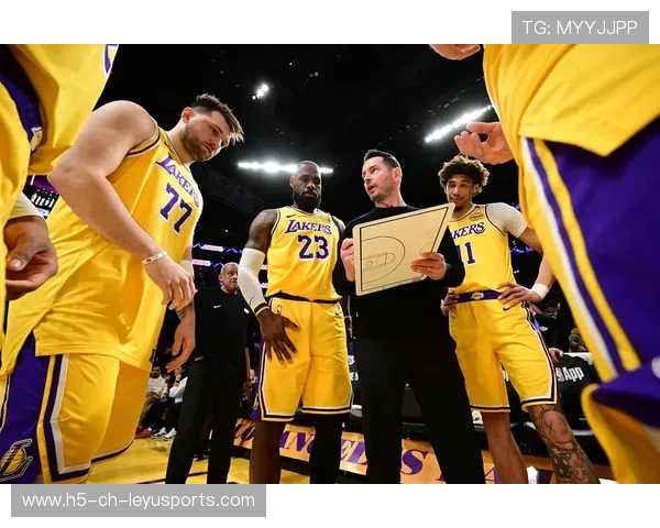 _湖人队快节奏攻防，展现团队实力_，湖人组队